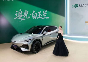 岚图追光S实车亮相 多款车色发布 搭载华为乾崑智驾ADS 5