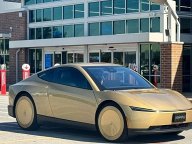抢跑马斯克，全球首个无方向盘Robotaxi上路运营，贝佐斯笑麻了
