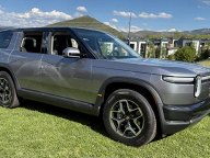 Rivian发布2027款R2中型SUV，定位更亲民的五座电动选择